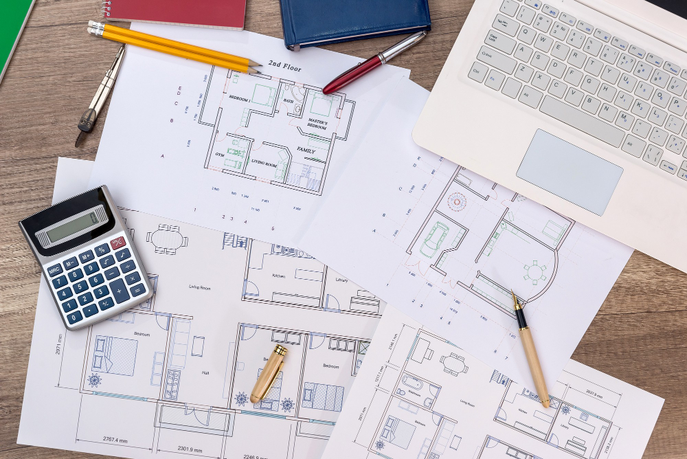 Plans d'architecte et échantillons de matériaux de rénovation.